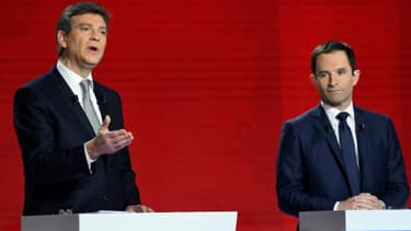 Les candidats à la primaire du PS Arnaud Montebourg (g) et Benoît Hamon à Paris, le 15 janvier 2017