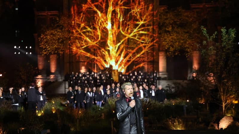 "You'll Never Walk Alone": la bouleversante prestation de Jesse Hughes des Eagles of Death Metal et du choeur du 13 à la cérémonie du 13-Novembre