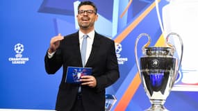 Pedro Pinto avec le trophée de la Ligue des champions en décembre 2021