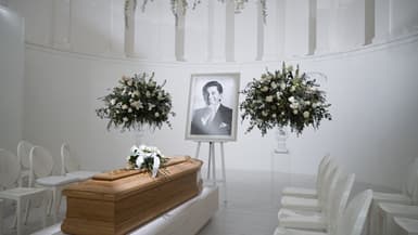 Cette photo prise et publiée le 21 janvier 2026 par le service de presse de la maison de couture Valentino montre le cercueil du créateur de mode italien Valentino Garavani exposé à la PM23 - Fondation Valentino Garavani et Giancarlo Giammetti à Rome.
Les funérailles de Valentino, décédé à l'âge de 93 ans, auront lieu le 23 janvier.