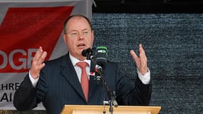 Peer Steinbrück, le leader social-démocrate, a promis d'instaurer un salaire minimum généralisé en cas de victoire aux législatives de septembre prochain.