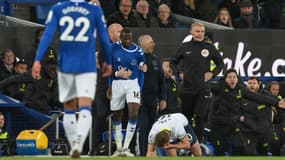 Abdoulaye Doucouré exclu pour avoir mis la main dans le visage de Harry Kane