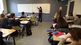 Une professeure de mathématiques au lycée Mirail à Bordeaux le 20 mars 2017.