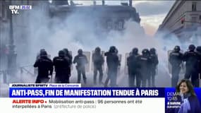 Manifestation anti-pass: la situation se tend à Paris au moment de la dispersion par les forces de l'ordre