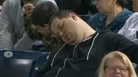 Le supporter des New York Yankees endormi dans les tribunes lors de la dernière rencontre entre son équipe et les Boston Red Sox.