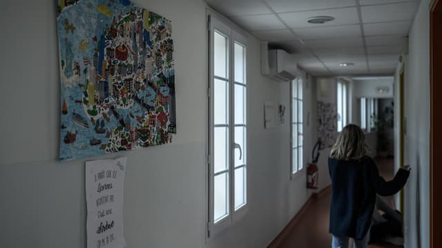 Une résidente dans les couloirs de la maison d'accueil Jean Bru, à Agen, qui s'occupe de jeunes filles victimes de violences sexuelles et d'inceste.