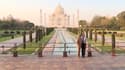 En Inde, les Macron roucoulent au Taj Mahal 