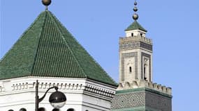 Une commission théologique fixera mardi soir lors de la "nuit du doute", à la Mosquée de Paris (photo), la date du début du ramadan pour les cinq à six millions de musulmans français. /Photo d'archives/REUTERS/Charles Platiau