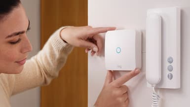 Ring propose un boîtier qui va rendre un interphone classique connecté et consultable à distance