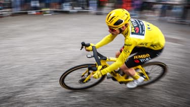 Le maillot jaune Jonas Vingegaard prenant un virage à grande vitesse sur le Tour de France, le 24 juillet 2023