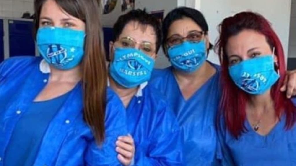 Des soignantes avec des masques OM Des soignantes avec des masques OM