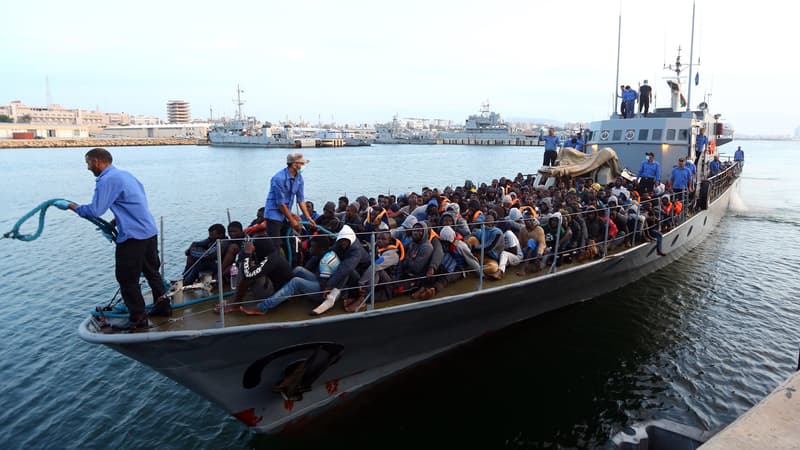 Des migrants récupérés par les garde-côtes libyens arrivent à la base navale de Tripoli, le 26 mai 2017.