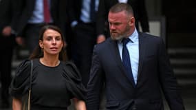 Coleen Rooney et son mari, Wayne, devant le palais de justice de Londres, le 12 mai 2022.