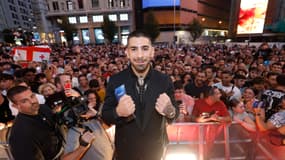 Ilia Topuria devant ses fans en novembre 2024, lors de l'avant-première du film documentaire "Topuria: Matador" de Giampaolo Manfreda.
