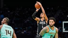 Victor Wembanyama tire à trois points contre Charlotte au Spectrum Center