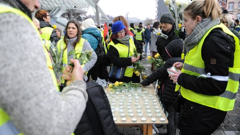 Des gilets jaunes belges rendent hommage au manifestant qui a perdu la vie, vendredi soir, sur un barrage à Visé, une ville à la frontière avec les Pays-Bas