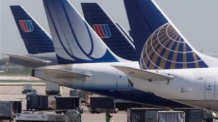 UAL Corp, maison mère d'United Airlines, va racheter Continental Airlines pour 3,17 milliards de dollars (2,4 milliards d'euros), une opération qui va donner naissance à la première compagnie aérienne mondiale. /Photo prise le 3 mai 2010/REUTERS/John Gres