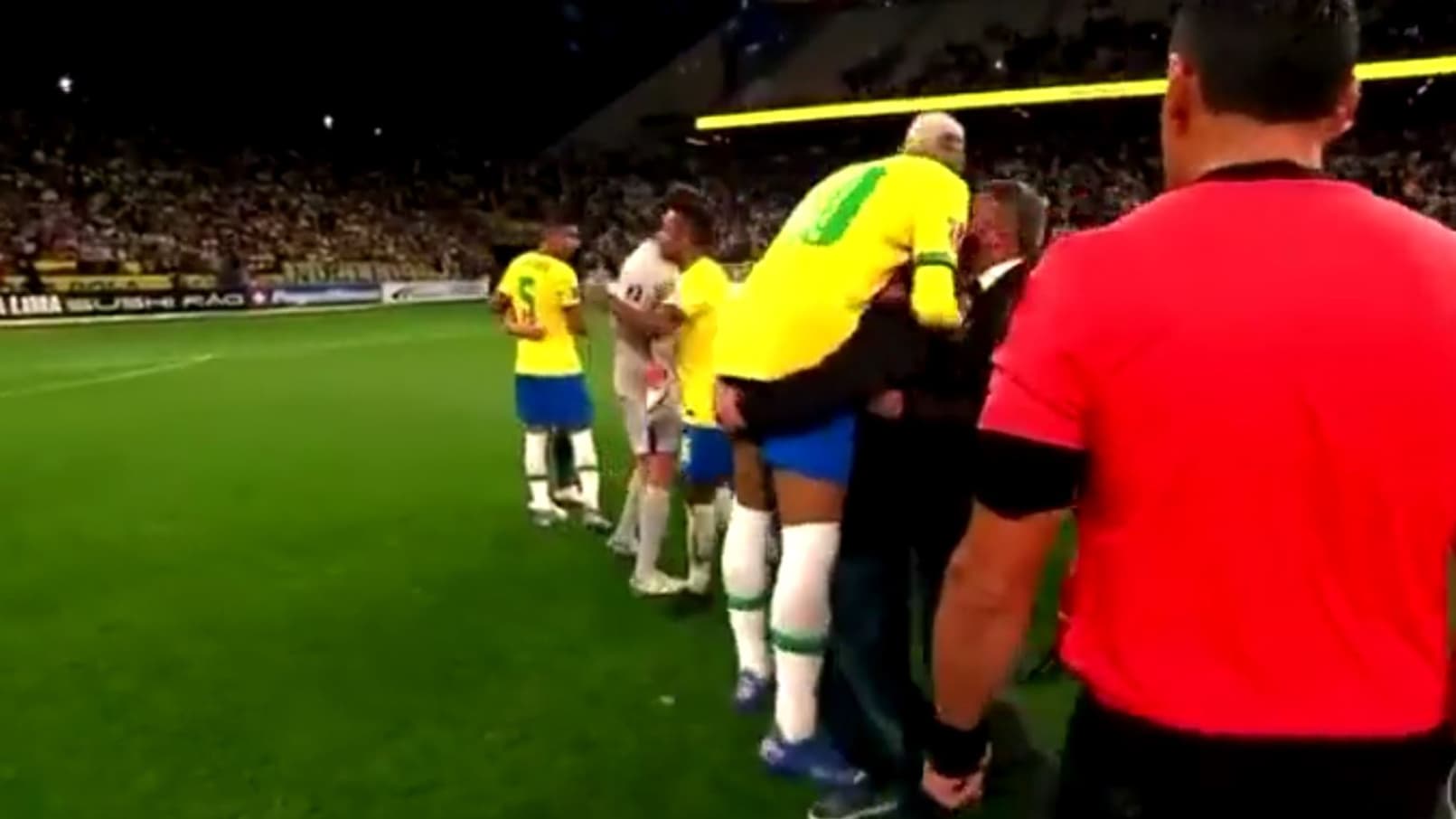 Un fan soulève Neymar