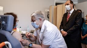 Jean Castex assiste à une vaccination à l'hôpital universitaire de Caen, le 16 avril 2021