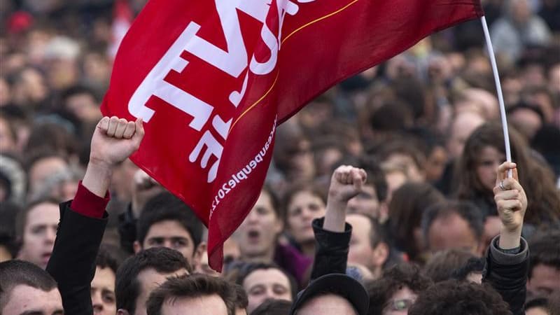 Militants du Front de gauche. Les députés du Front de gauche ne voteront pas le budget 2013, dont l'examen commence mardi à l'Assemblée nationale, car le texte ne taxe pas suffisamment le capital à leurs yeux. /Photo d'archives/REUTERS/Charles Platiau