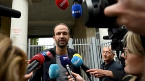 Manuel Bompard, chef des négociateurs de La France Insoumise (LFI), parle à la presse devant le siège de LFI à Paris, le 3 mai 2022