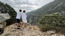 Des randonneurs admirent la vue depuis le belvédère de Mayreste, étape du sentier du Bastidon
