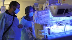 Des médecins dans un hôpital souterrain d'Haïfa (Israël) le 17 juin 2025 après la naissance de triplés 
