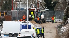 Le 6 janvier 2026, des techniciens de maintenance travaillent sur le site où un incendie criminel, survenu le 3 janvier 2026, a endommagé des câbles à haute tension près de la centrale électrique de Lichterfelde, à Berlin, provoquant une panne d'électricité massive.