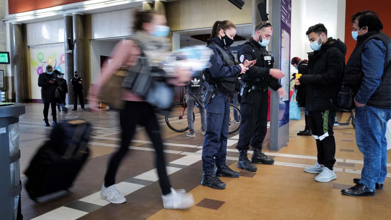 Des passagers contrôlés lors de leur arrivée en gare de Mulhouse, le 9 avril 2021