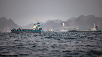 Des pétroliers et des cargos restent ancrés au large du port Sultan Qabous, le 21 juin 2026 à Mascate, Oman.