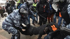 Un manifestant réclamant la libération de l'opposant russe Alexeï Navalny se faisant arrêter le 31 janvier 2021 à Moscou par des forces de l'ordre. 