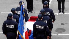 Plusieurs centaines de policiers ont rendu lundi un dernier hommage à leur collègue décédé jeudi après avoir été grièvement blessé par balles, fin novembre, lors d'une fusillade avec des malfaiteurs à Vitrolles (Bouches-du-Rhône). /Phot prise le 12 décemb