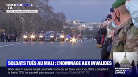 Le cortège funèbre des deux militaires tués samedi dernier au Mali traverse le pont Alexandre III et arrive aux Invalides