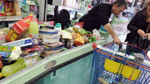 Un caissier avec une cliente dans un supermarché d'Hazebrouck, dans le Nord.