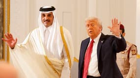 L'émir du Qatar, Cheikh Tamim ben Hamad al-Thani (à gauche), et le président américain Donald Trump quittent le palais royal de Doha après une cérémonie de signature, le 14 mai 2025.