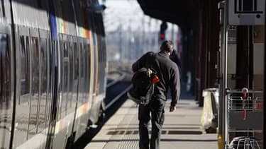 La grève à la SNCF déclenchée il y a deux semaines n'a servi à rien, déclare le secrétaire d'Etat aux Transports, Dominique Bussereau, alors que doivent débuter de nouvelles discussions sociales. /Photo prise le 7 avril 2010/REUTERS/Vincent Kessler