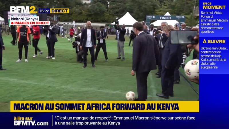 Emmanuel Macron échange quelques passes de football lors du Sommet Africa Forward