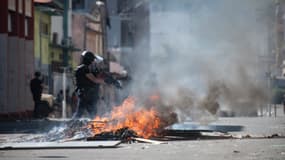 La police tente d'éteindre un barrage en Nouvelle-Calédonie