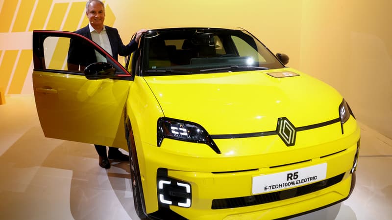 Fabrice Cambolive, PDG de la marque Renault, pose à côté d'une Renault 5 E-TECH Electric lors d'une conférence de presse à Aubervilliers, en banlieue parisienne, le 12 février 2024, avant sa présentation officielle au Salon international de l'automobile de Genève.