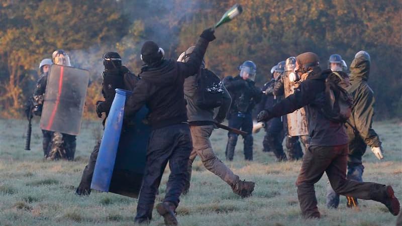 Quatre gendarmes ont été légèrement blessés mardi sur le site du futur aéroport de Notre-Dame-des-Landes, selon la préfecture, lors de la troisième vague d'expulsions de terrains occupés illégalement. Les militants de la "zone à défendre" indiquent pour l