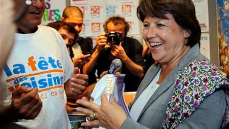Martine Aubry, en visite jeudi à Bordeaux, s'est félicitée de la teneur du débat de la veille entre les candidats à la primaire socialiste pour la présidentielle. /Photo prise le 29 septembre 2011/REUTERS/Régis Duvignau