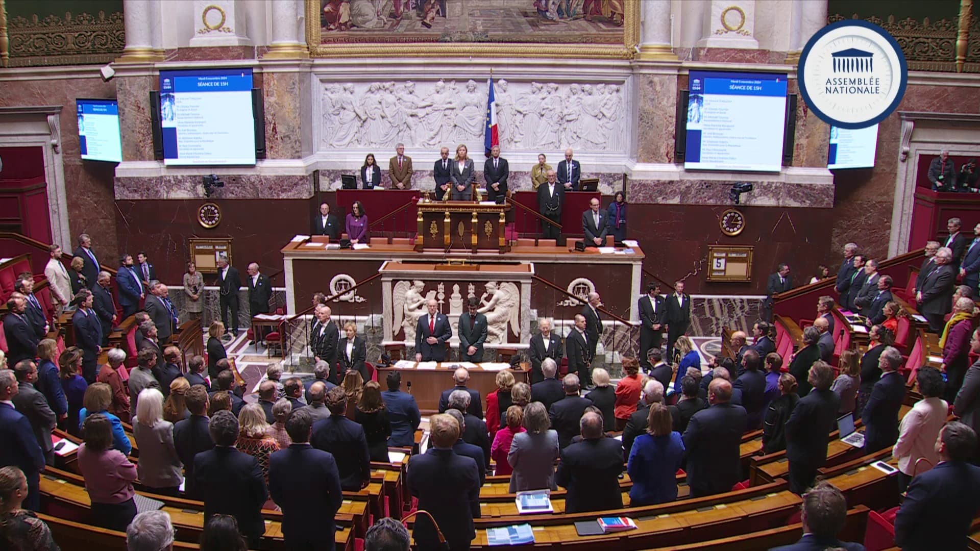 Les députés observent une minute de silence le 5 novembre à l'Assemblée nationale, en soutien à l'Espagne touchée par des inondations meurtrières. 