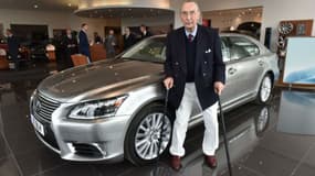 Barry High, devant sa Lexus offerte pour son centième anniversaire