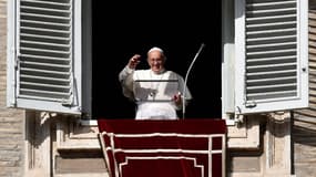 Le pape s'exprime, le plus souvent en italien, devant les fidèles du monde entier le mercredi et le dimanche ou lors de célébrations