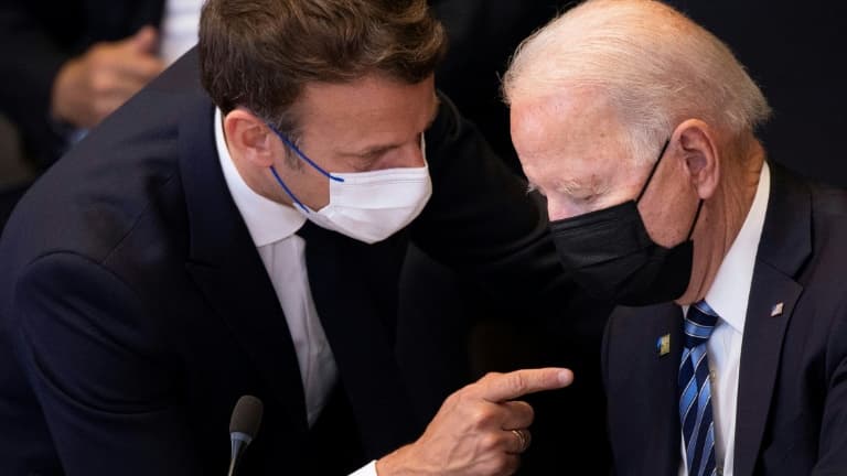 Les présidents français Emmanuel Macron (g) et américain Joe Biden avant une réunion de l'Otan à Bruxelles, le 14 juillet 2021