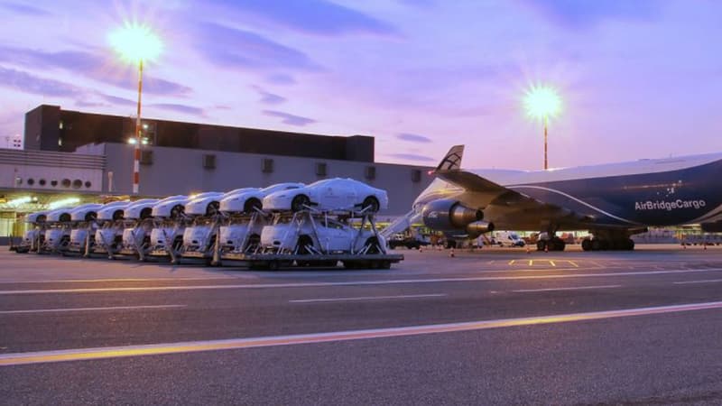 Un transport de Maserati par avions cargos lors d'une livraison réalisée au Japon en août dernier.
