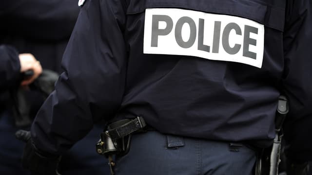 Retranché à son domicile, il tire sur les forces de l'ordre