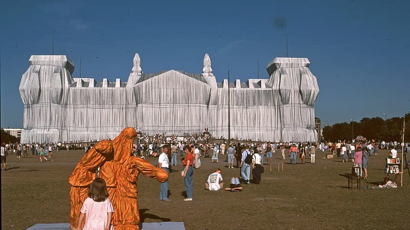 Le Reichstag à Berlin, emballé par Christo en 1995.
