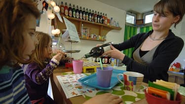 Activité d'éveil pour les enfants dans un bar associatif de Caen, en mars 2006.