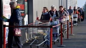 Des clients devant le supermarché de Forville, en Belgique, le 18 mars 2020
